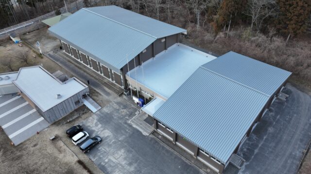 ドローン空撮で映す老朽体育館のビフォーアフター